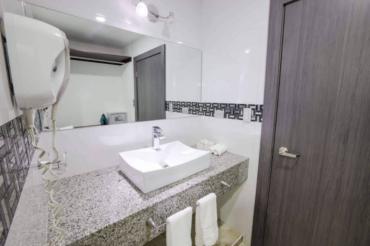 Basha Hotel & Restaurant Сан Педро Сула Екстериор снимка